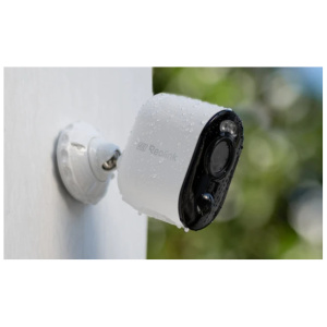 Vit Reolink trådlös bullet-övervakningskamera med 4MP-upplösning, Wi-Fi-antenna, IP65-klassning och väggfäste – perfekt för utomhus- och inomhusbruk